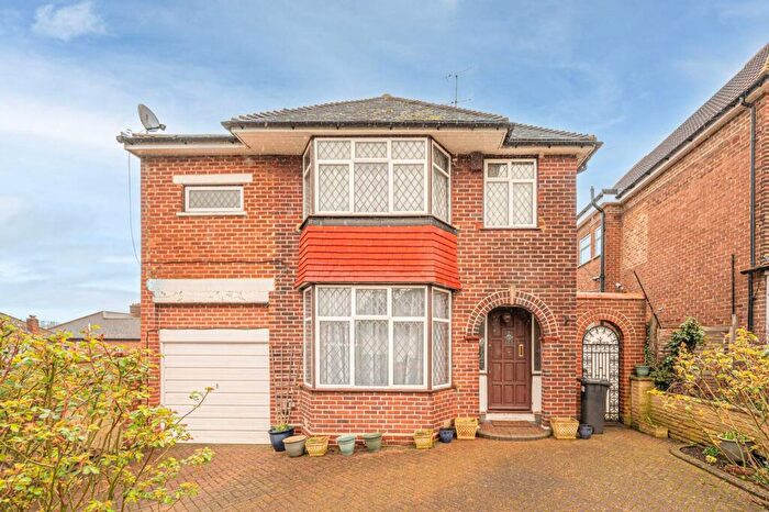 3 Bedroom Detached House For Sale In Tintern Gardens, Southgate, London, N14