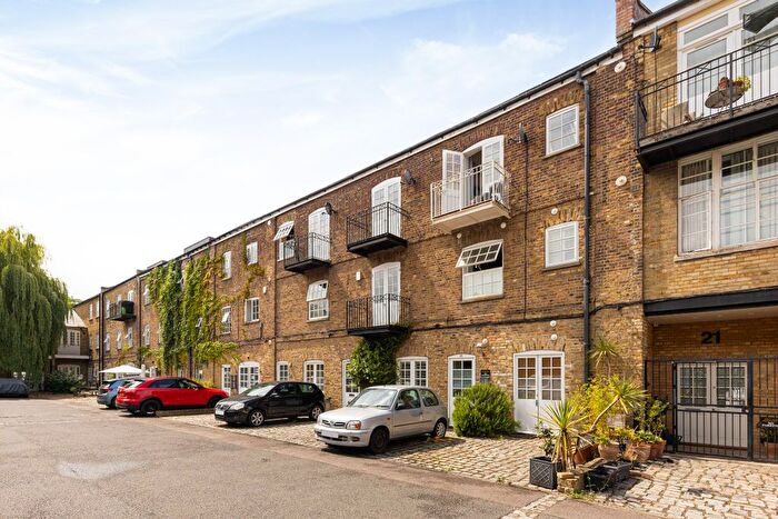 3 Bedroom Mews To Rent In Welmar Mews, London, SW4