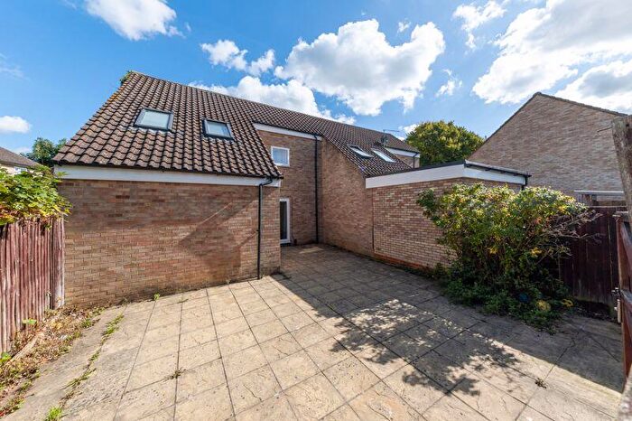 3 Bedroom Semi-Detached House For Sale In Strawmead, Hatfield, AL10