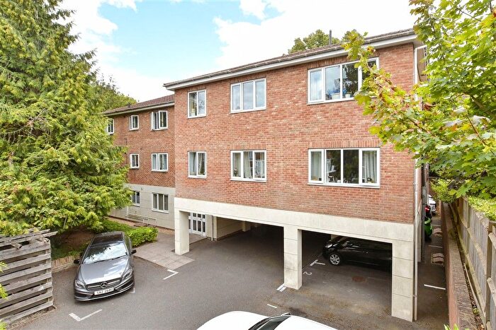 1 Bedroom Flat For Sale In The Crescent, Belmont, Sutton, Surrey, SM2