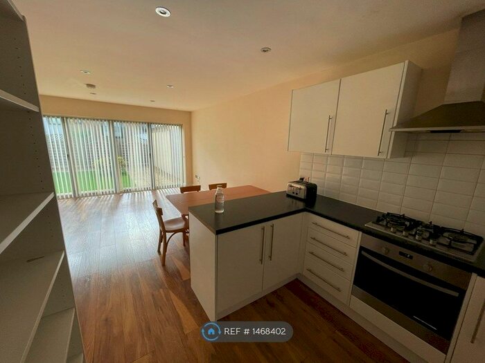 2 Bedroom Flat To Rent In Emerald Court, Watford, WD17