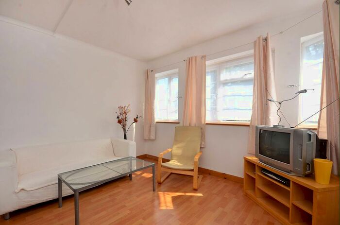 2 Bedroom Flat To Rent In Crownstone Road, Brixton, London, SW2