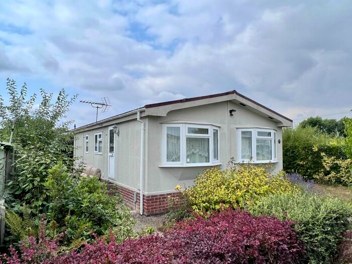 2 Bedroom Mobile/park Home For Sale In Rhododendron Walk, Thatcham, RG19