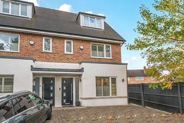 4 Bedroom Semi Detached House For Sale In Glade Gardens, Croydon, CR0