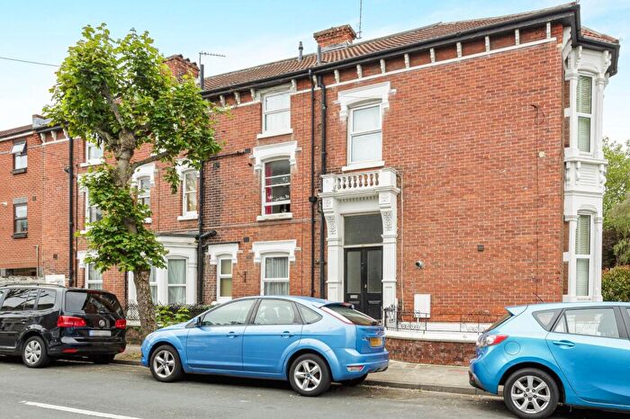 2 Bedroom Flat To Rent In Waverley Road, Southsea, PO5