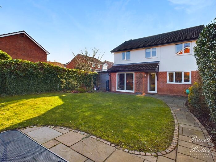 4 Bedroom Detached House For Sale In Sycamore Close, Buckingham, MK18