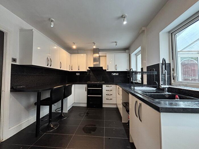 3 Bedroom End Of Terrace House To Rent In Hurlingham Road, B44