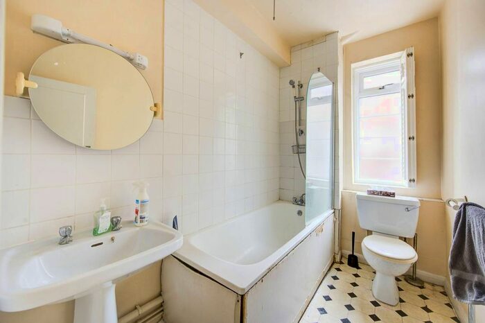 Studio To Rent In Barton Court, Barons Court, London, W14