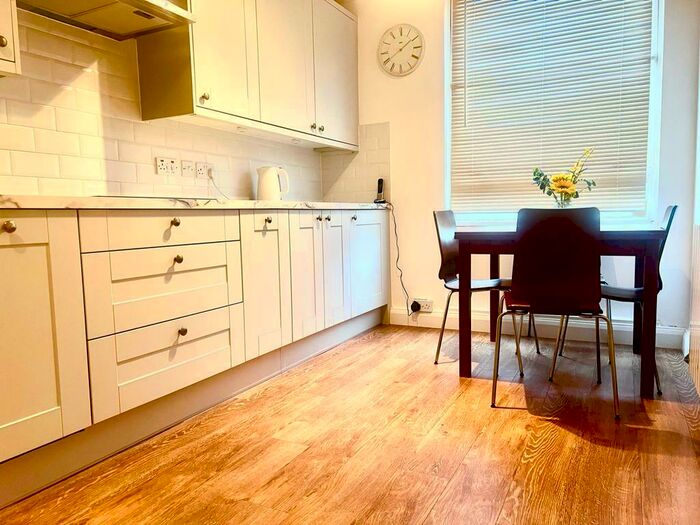 2 Bedroom Flat To Rent In Bramlands Close, SW11