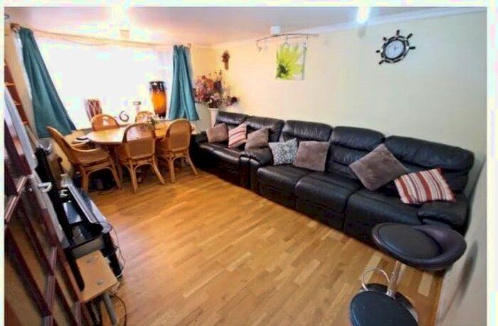 2 Bedroom Flat To Rent In Eastcote Lane, Northolt, UB5