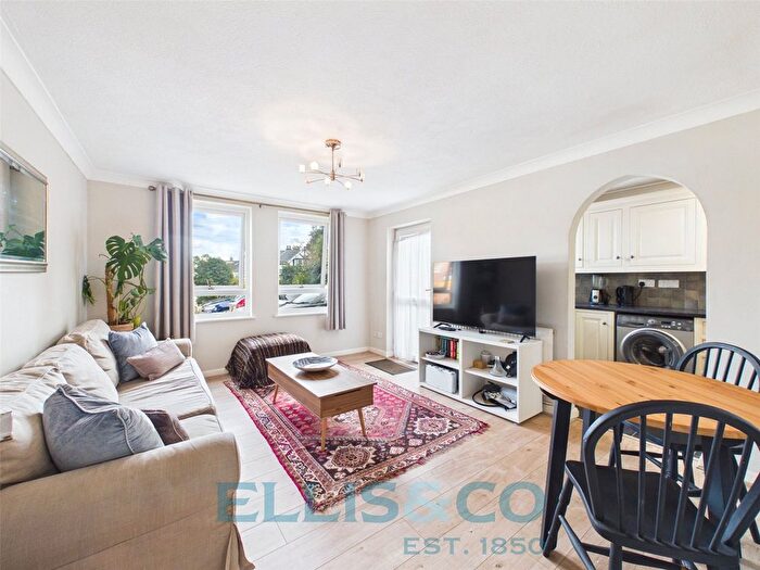 2 Bedroom Flat For Sale In Hadlow Road, Tonbridge, Kent, TN9