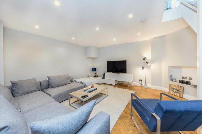3 Bedroom Flat To Rent In Boutflower Road, London, SW11