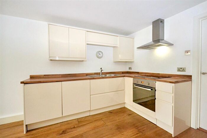 2 Bedroom Flat For Sale In Beeching Close, Harpenden, AL5