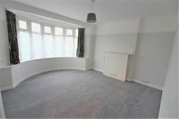 2 Bedroom Maisonette To Rent In The Fairway, London N14