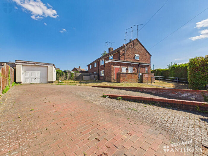 2 Bedroom Maisonette For Sale In Churchill Avenue, Aylesbury, HP21