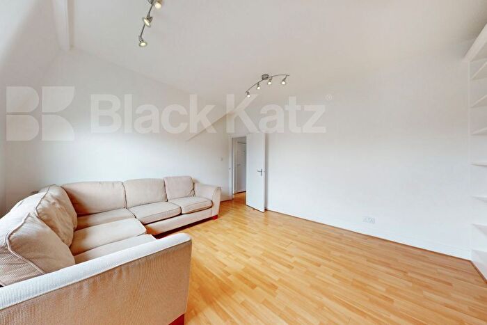 1 Bedroom Flat To Rent In Minford Gardens, Shepherds Bush, W14
