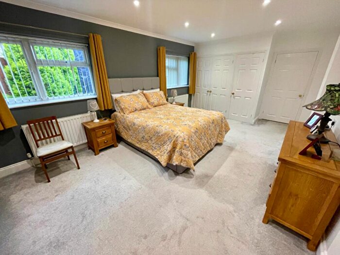 3 Bedroom Detached Bungalow For Sale In Mayfield Road, Luton, Bedfordshire, LU2