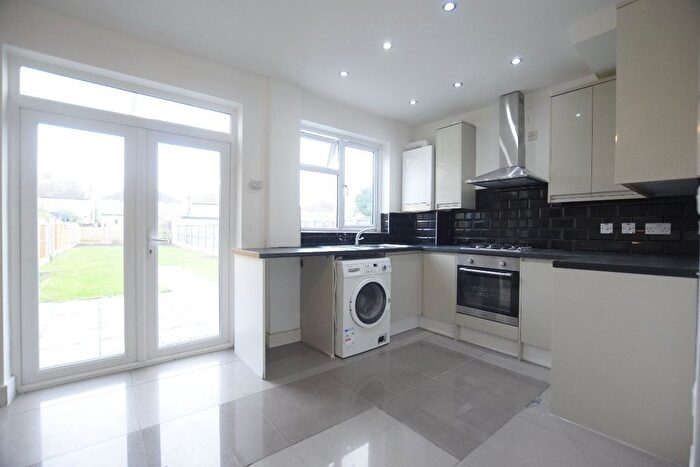 6 Bedroom Semi-Detached House To Rent In Hainault Road, Romford, RM5