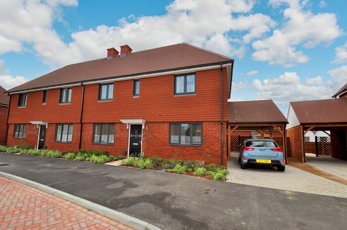 3 Bedroom Semi-Detached House To Rent In Honeysuckle Avenue, Willesborough, TN24