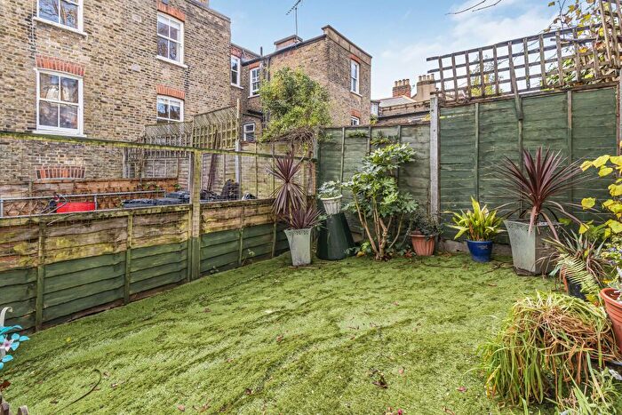 2 Bedroom Flat For Sale In Cheverton Road, Archway, London, N19