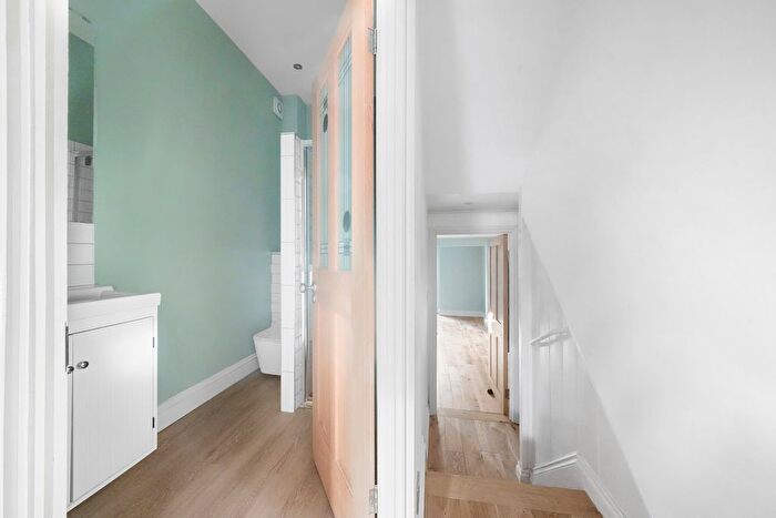1 Bedroom Flat For Sale In Palatine Road, London, N16