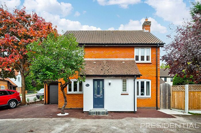 3 Bedroom Detached House For Sale In The Pines, Laindon, SS15