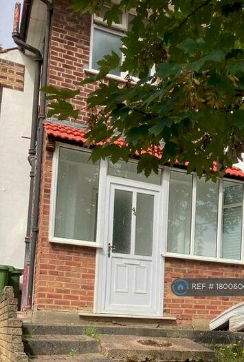 3 Bedroom Semi-Detached House To Rent In The Heights, London, SE7