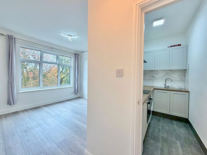 Studio To Rent In East End Road, London, N2