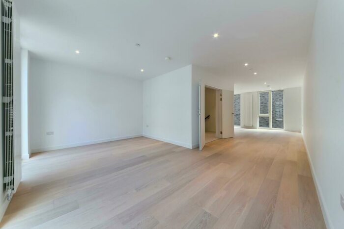 4 Bedroom Town House To Rent In Schooner Road, Royal Wharf, London, E16