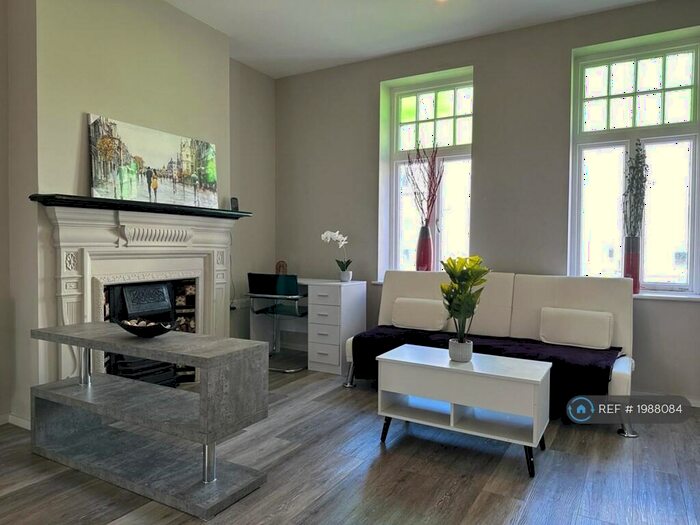 3 Bedroom Flat To Rent In Sutton High Street, Sutton, SM1