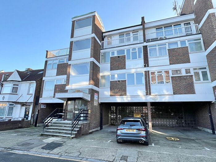 1 Bedroom Flat To Rent In Woodleigh Court, Wood Green, N22