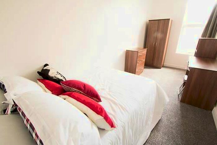 5 Bedroom Flat To Rent In Flat, Kelso Road, Hyde Park, LS2