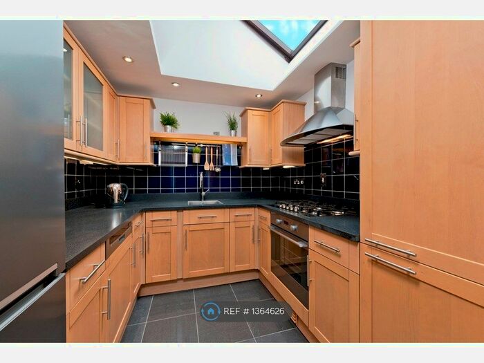 2 Bedroom Flat To Rent In Acacia House, New Malden, KT3