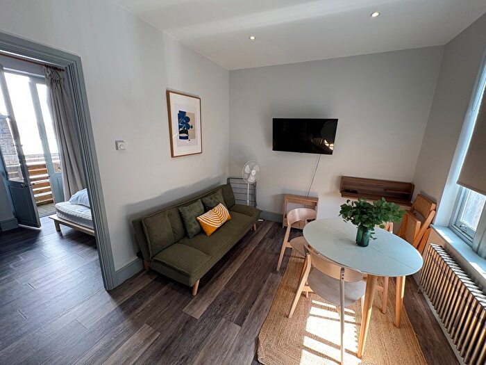 1 Bedroom Flat To Rent In Cambridge Heath Road, London, E2