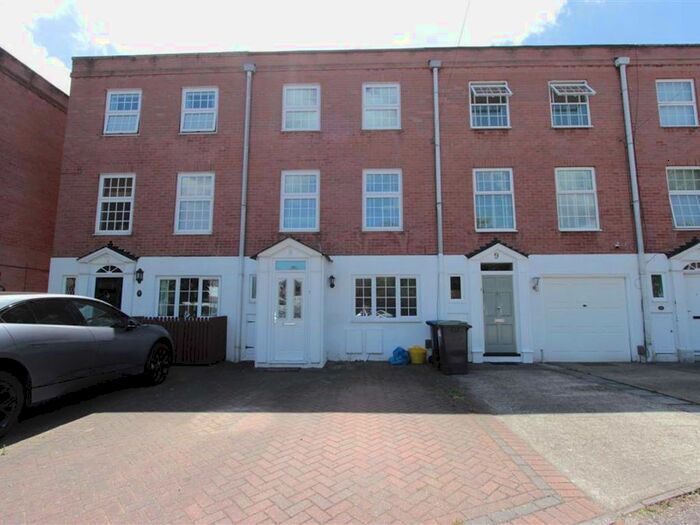 4 Bedroom Town House To Rent In Blenheim Close, Winchmore Hill, N21