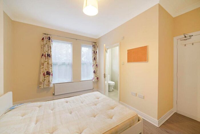 3 Bedroom Flat To Rent In Cedar Road, London, NW2