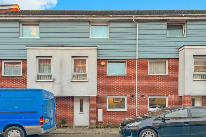 4 Bedroom Town House For Sale In Wraysbury Drive, West Drayton, UB7