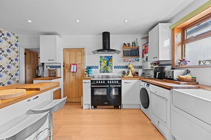 4 Bedroom Detached House For Sale In Strathcona Avenue, Effingham, KT23