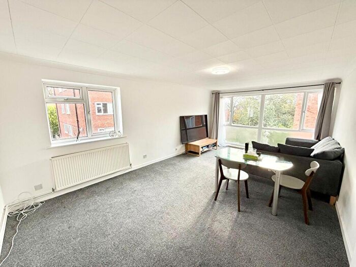 2 Bedroom Flat To Rent In Richmond Park Road, Bournemouth, Dorset, BH8