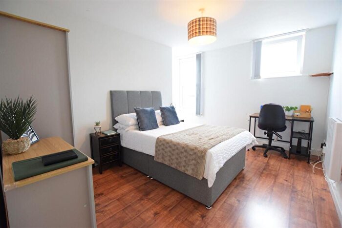 2 Bedroom Flat To Rent In Grantavon House - Student Apartment - /, LN5
