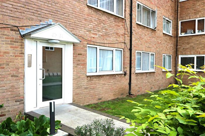 2 Bedroom Flat To Rent In Linden Grove, New Malden, KT3