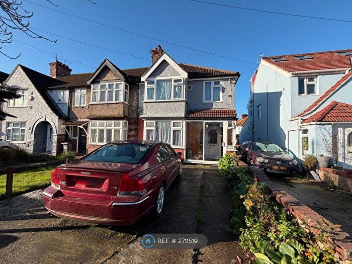 4 Bedroom Semi-Detached House To Rent In Clevedon Gardens, Hounslow, TW5