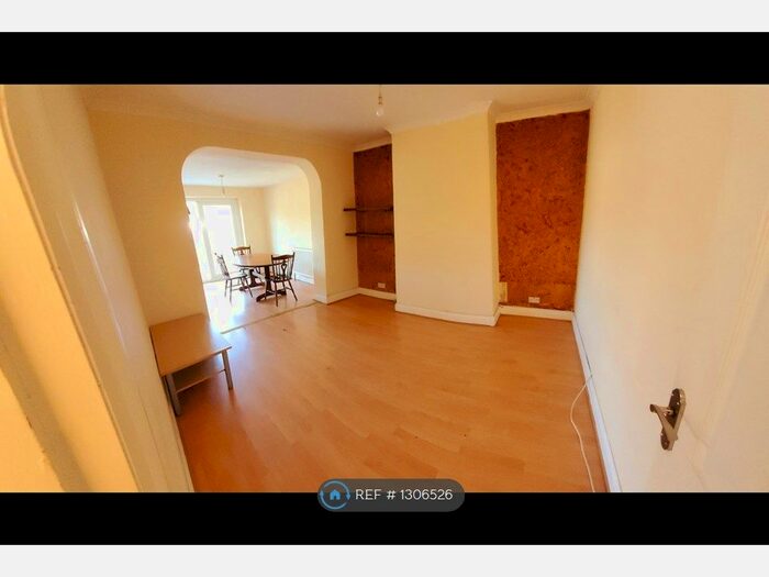 4 Bedroom Terraced House To Rent In Allenby Road, Southall UB1