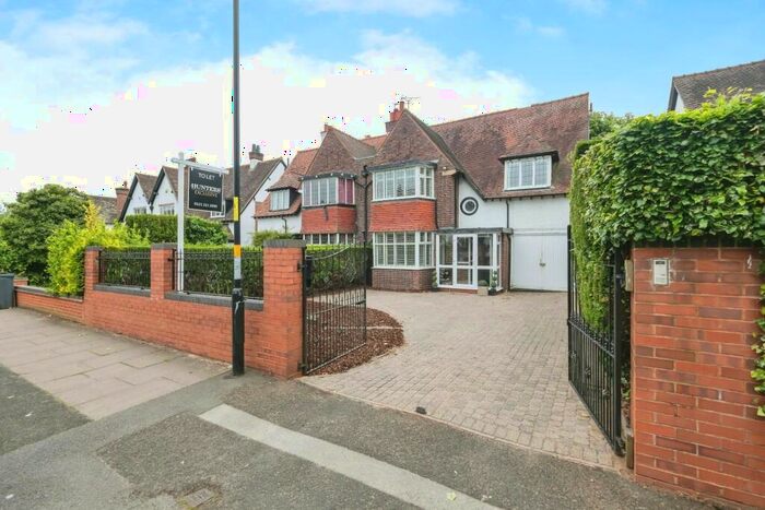 4 Bedroom Semi-Detached House To Rent In Goldieslie Road, Sutton Coldfield, West Midlands, B73