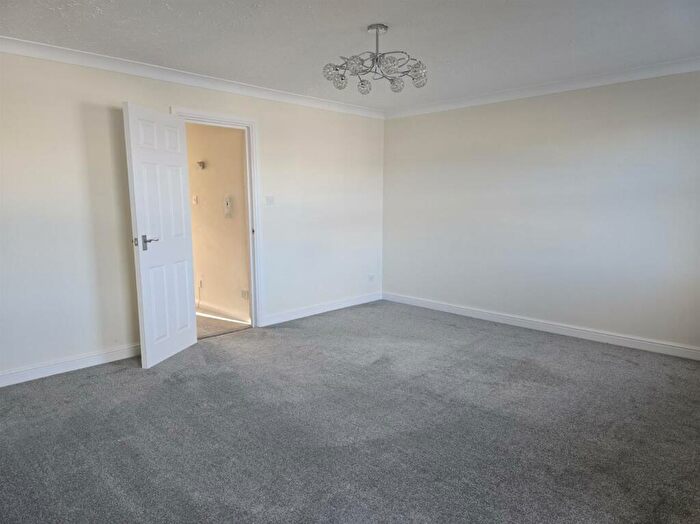 4 Bedroom Town House To Rent In Mulberry Close, Conwy, LL32