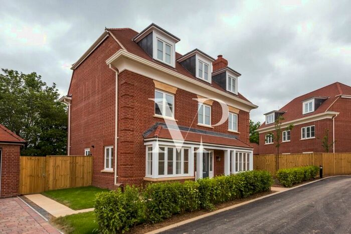 5 Bedroom Detached House To Rent In Lushington, Barnet, EN4