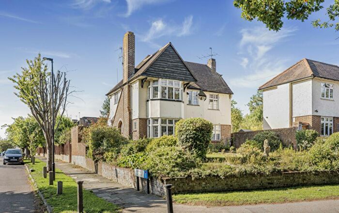 4 Bedroom Detached House For Sale In Clay Hill, Enfield, EN2