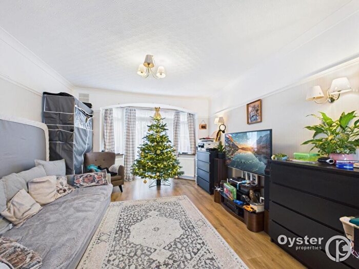 4 Bedroom End Of Terrace House For Sale In Raleigh Drive, London, N20