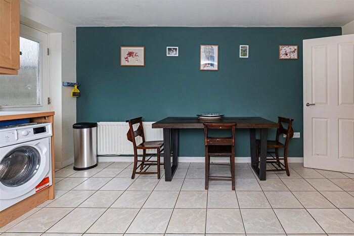 4 Bedroom Town House To Rent In Birchwood Close, Lindley, Huddersfield, HD3