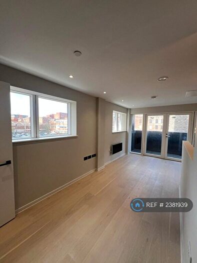 2 Bedroom Flat To Rent In Spinners Way, Manchester, M15